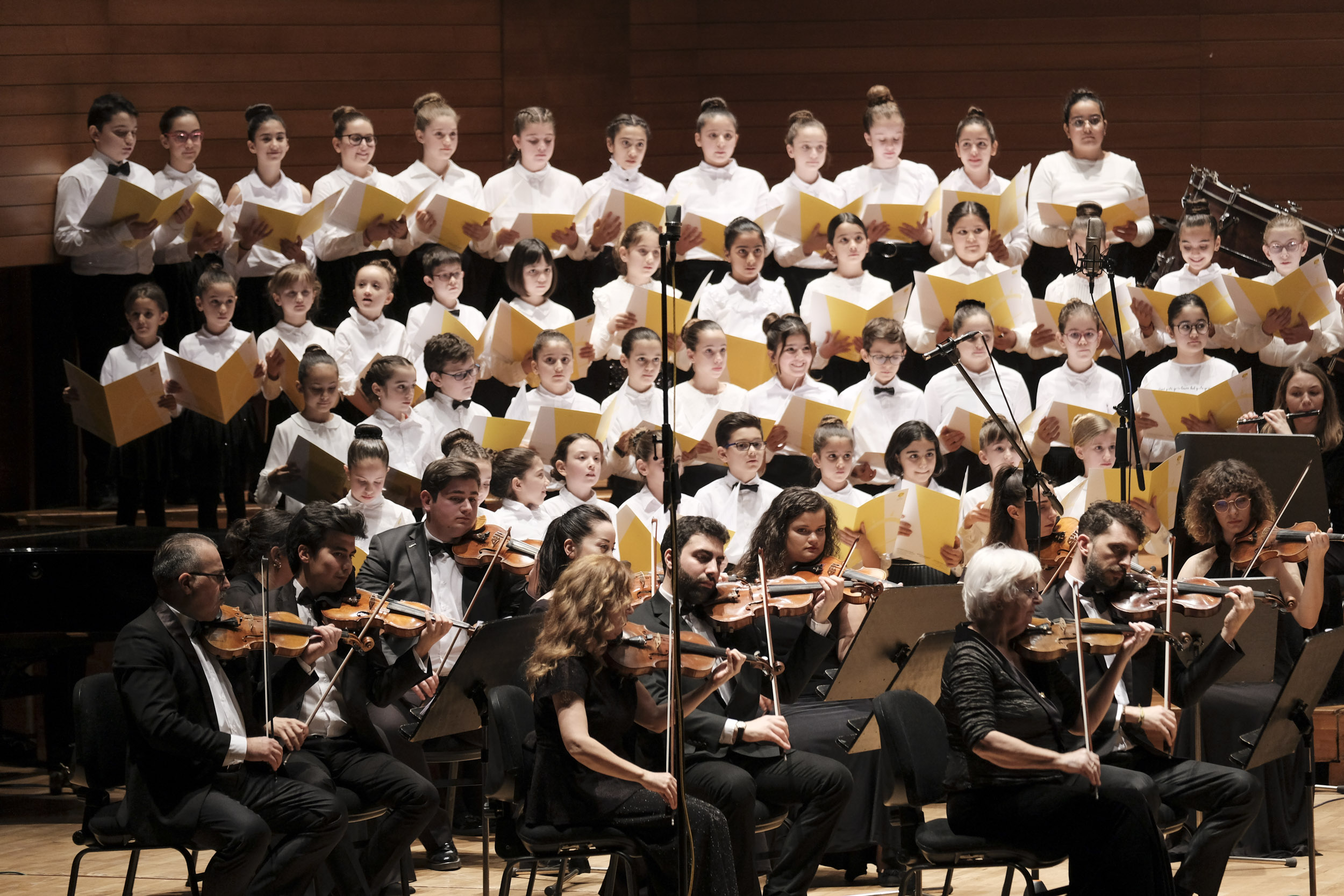 Iraz Yıldız ve Çakabey Çocuk Korosu